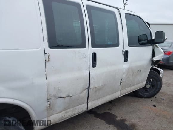 ✅ 2014 Chevrolet Express Cargo • VIN: 1GCWGFCB1E1113057 • Lot: 41913600. Wystawiony na IAAI z przebiegiem 196 605 mil. Bezpłatny archiwum sprzedaży aukcyjnych z USA i szczegółowy raport historii pojazdu na DreamBid. Zdjęcie 14.