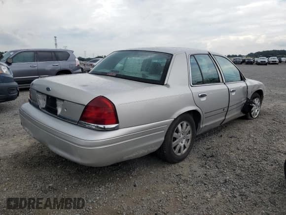 ✅ 2008 Ford Crown Victoria LX • VIN: 2FAFP74VX8X107192 • Lot: 64874975. Wystawiony na Copart z przebiegiem 203 405 mil. Bezpłatny archiwum sprzedaży aukcyjnych z USA i szczegółowy raport historii pojazdu na DreamBid. Zdjęcie 3.