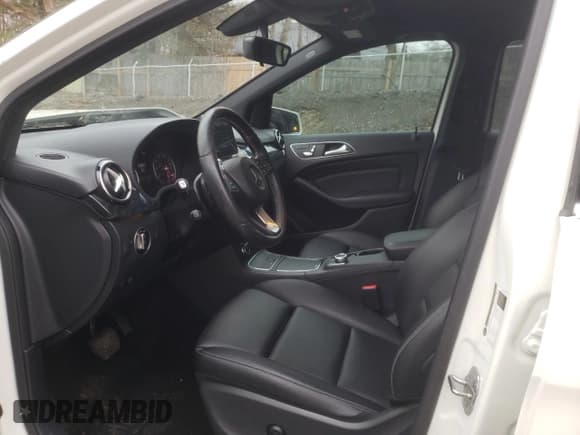 ✅ 2018 Mercedes-Benz B • VIN: WDDMH4GB3JJ489391 • Lot: 70577132. Wystawiony na Copart z przebiegiem 83 448 mil. Bezpłatny archiwum sprzedaży aukcyjnych z USA i szczegółowy raport historii pojazdu na DreamBid. Zdjęcie 7.