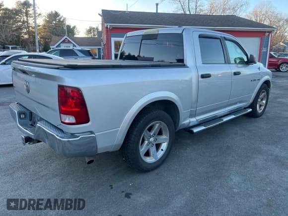 ✅ 2009 Dodge 1500 Laramie • VIN: 1D3HB13T99S709494 • Lot: 43641645. Wystawiony na Copart z przebiegiem 95 970 mil. Bezpłatny archiwum sprzedaży aukcyjnych z USA i szczegółowy raport historii pojazdu na DreamBid. Zdjęcie 4.
