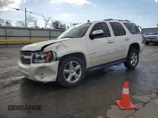 ✅ 2013 Chevrolet Tahoe LTZ • VIN: 1GNSCCE0XDR215856 • Lot: 89640045. Wystawiony na Copart z przebiegiem 201 694 mil. Bezpłatny archiwum sprzedaży aukcyjnych z USA i szczegółowy raport historii pojazdu na DreamBid. Zdjęcie 1.