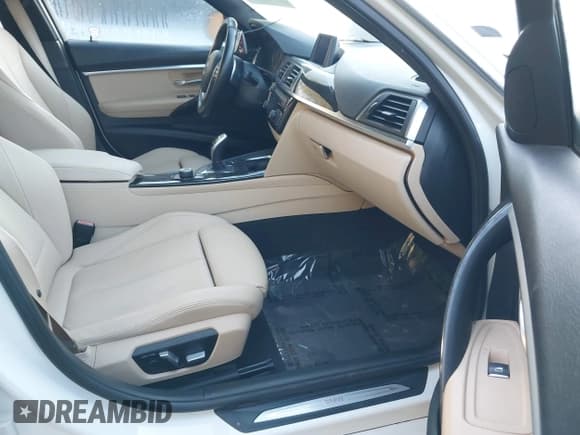 ✅ 2017 BMW 3 Series 330i • VIN: WBA8B9G55HNU48524 • Lot: 43402752. Wystawiony na IAAI z przebiegiem 68 052 mil. Bezpłatny archiwum sprzedaży aukcyjnych z USA i szczegółowy raport historii pojazdu na DreamBid. Zdjęcie 5.