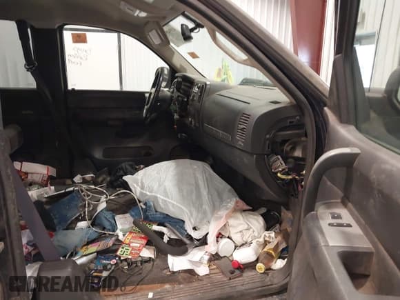 ✅ 2008 Chevrolet Silverado 2500HD Work Truck • VIN: 1GCHK29K58E189109 • Lot: 43594576. Wystawiony na IAAI z przebiegiem 131 646 mil. Bezpłatny archiwum sprzedaży aukcyjnych z USA i szczegółowy raport historii pojazdu na DreamBid. Zdjęcie 5.