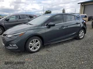 2018 Chevrolet Cruze LT z VIN 3G1BE6SM2JS600325, wystawiony jako Copart lot #61686515 z przebiegiem 148 097 mil mil oraz Szkoda całkowita • Salvage title. Historia ofert i sprzedaży dostępna na DreamBid. Obrazek 1.