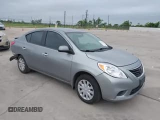 ✅ 2013 Nissan Versa S Plus • VIN: 3N1CN7AP8DL864986 • Lot: 42331708. Wystawiony na IAAI z przebiegiem 141 912 mil. Bezpłatny archiwum sprzedaży aukcyjnych z USA i szczegółowy raport historii pojazdu na DreamBid. Zdjęcie 1.
