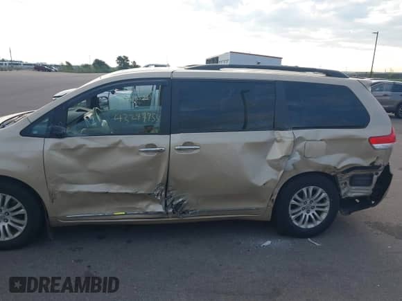 2011 Toyota Sienna XLE AAS with VIN 5TDYK3DC2BS122538, listed as a IAAI auction lot 43247955 with 238,815 mi miles and . Bid and sale history available at DreamBid. Image 14.