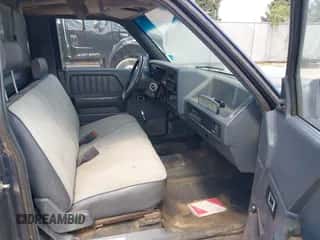 1993 Dodge Dakota S z VIN 1B7GL26X6PS235197, wystawiony jako IAAI lot #43067013 z przebiegiem 111 915 mil mil oraz . Historia ofert i sprzedaży dostępna na DreamBid. Obrazek 5.