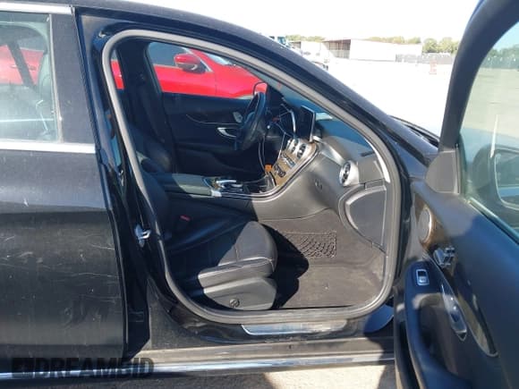 ✅ 2015 Mercedes-Benz C 300 • VIN: 55SWF4JB4FU094764 • Lot: 43449207. Wystawiony na IAAI z przebiegiem 58 354 mil. Bezpłatny archiwum sprzedaży aukcyjnych z USA i szczegółowy raport historii pojazdu na DreamBid. Zdjęcie 5.