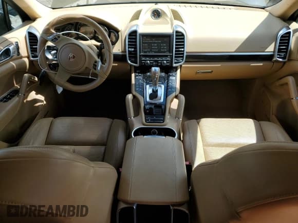 ✅ 2014 Porsche Cayenne • VIN: WP1AA2A23ELA93842 • Lot: 62309724. Wystawiony na Copart z przebiegiem 59 702 mil. Bezpłatny archiwum sprzedaży aukcyjnych z USA i szczegółowy raport historii pojazdu na DreamBid. Zdjęcie 8.