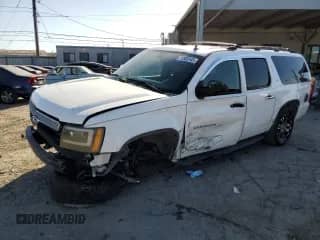 2007 Chevrolet Suburban LS с VIN 1GNFC16057J180957, выставлен на аукционе Copart как лот 71305345 с пробегом 120 355 миль миль и Списание • Salvage title. История ставок и продаж доступна на DreamBid. Изображение 1.