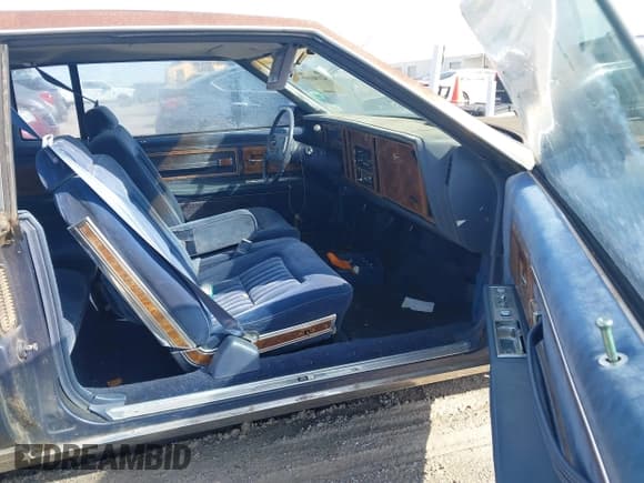 ✅ 1984 Buick Riviera • VIN: 1G4AZ57Y5EE411516 • Lot: 42190197. Wystawiony na IAAI z przebiegiem 5 383 mil. Bezpłatny archiwum sprzedaży aukcyjnych z USA i szczegółowy raport historii pojazdu na DreamBid. Zdjęcie 5.