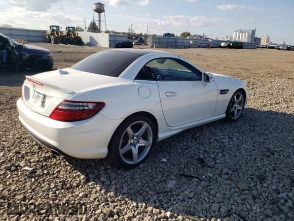 ✅ 2015 Mercedes-Benz SLK 250 • VIN: WDDPK4HA0FF097371 • Lot: 81777995. Listed on Copart with 84,399 mi. Free auction sales archive from the USA and detailed vehicle history report at DreamBid. Image 3.