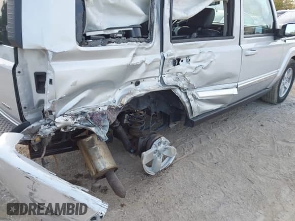 ✅ 2008 Jeep Commander Limited • VIN: 1J8HG58278C182722 • Lot: 43174800. Wystawiony na IAAI z przebiegiem 141 180 mil. Bezpłatny archiwum sprzedaży aukcyjnych z USA i szczegółowy raport historii pojazdu na DreamBid. Zdjęcie 12.