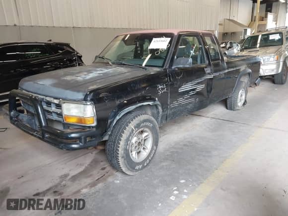 1993 Dodge Dakota z VIN 1B7GG23XXPS146273, wystawiony jako IAAI lot #42115602 z przebiegiem 222 740 mil mil oraz . Historia ofert i sprzedaży dostępna na DreamBid. Obrazek 2.