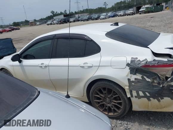 2023 Toyota Camry SE z VIN 4T1T11AK3PU111978, wystawiony jako IAAI lot #42171430 z przebiegiem 73 436 mil mil oraz . Historia ofert i sprzedaży dostępna na DreamBid. Obrazek 14.