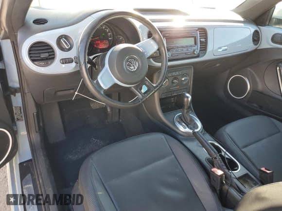 ✅ 2012 Volkswagen Beetle 2.5L • VIN: 3VWJX7AT0CM663908 • Lot: 89560055. Wystawiony na Copart z przebiegiem 109 011 mil. Bezpłatny archiwum sprzedaży aukcyjnych z USA i szczegółowy raport historii pojazdu na DreamBid. Zdjęcie 8.