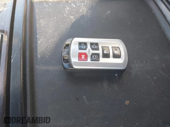 ✅ 2017 Toyota Sienna XLE • VIN: 5TDYZ3DC3HS861664 • Lot: 43726945. Wystawiony na IAAI z przebiegiem 106 855 mil. Bezpłatny archiwum sprzedaży aukcyjnych z USA i szczegółowy raport historii pojazdu na DreamBid. Zdjęcie 11.