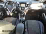 2015 Hyundai Veloster z VIN KMHTC6AD0FU221104, wystawiony jako Copart lot #75229514 z przebiegiem 136 469 mil mil oraz Czysty tytuł • Clean title. Historia ofert i sprzedaży dostępna na DreamBid. Obrazek 8.