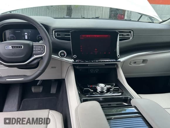 ✅ 2023 Jeep Wagoneer • VIN: 1C4SJVAP3PS500456 • Lot: 67319205. Wystawiony na Copart z przebiegiem 5 293 mil. Bezpłatny archiwum sprzedaży aukcyjnych z USA i szczegółowy raport historii pojazdu na DreamBid. Zdjęcie 9.