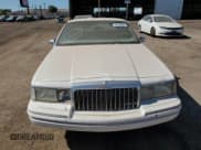 ✅ 1994 Lincoln Town Car Signature • VIN: 1LNLM82W3RY633555 • Lot: 81430533. Wystawiony na Copart z przebiegiem 202 350 mil. Bezpłatny archiwum sprzedaży aukcyjnych z USA i szczegółowy raport historii pojazdu na DreamBid. Zdjęcie 5.