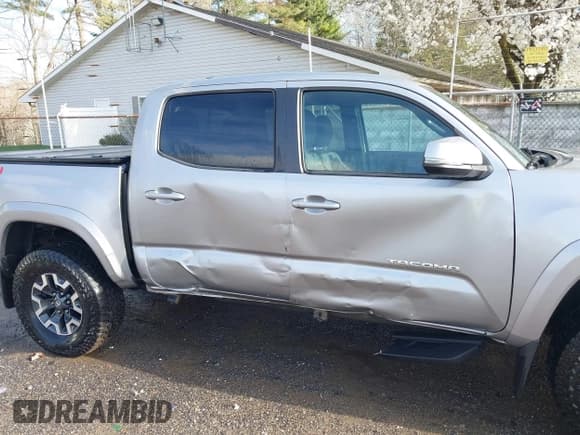 ✅ 2016 Toyota Tacoma SR • VIN: 3TMCZ5AN9GM001620 • Lot: 41902924. Listed on IAAI with 117,462 mi. Free auction sales archive from the USA and detailed vehicle history report at DreamBid. Image 6.