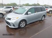 ✅ 2020 Toyota Sienna LE Auto Access Seat • VIN: 5TDKZ3DC2LS053563 • Лот: 41592409. Опубликован ранее на IAAI с пробегом 55 128 миль. Бесплатный доступ к архиву аукционных продаж из США и подробный отчёт об истории автомобиля на DreamBid. Изображение 2.