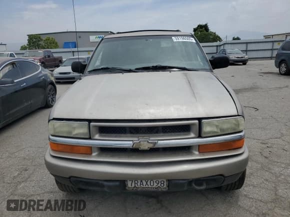 ✅ 2002 Chevrolet Blazer LS • VIN: 1GNDT13W52K153132 • Lot: 59196505. Wystawiony na Copart z przebiegiem 180 251 mil. Bezpłatny archiwum sprzedaży aukcyjnych z USA i szczegółowy raport historii pojazdu na DreamBid. Zdjęcie 5.