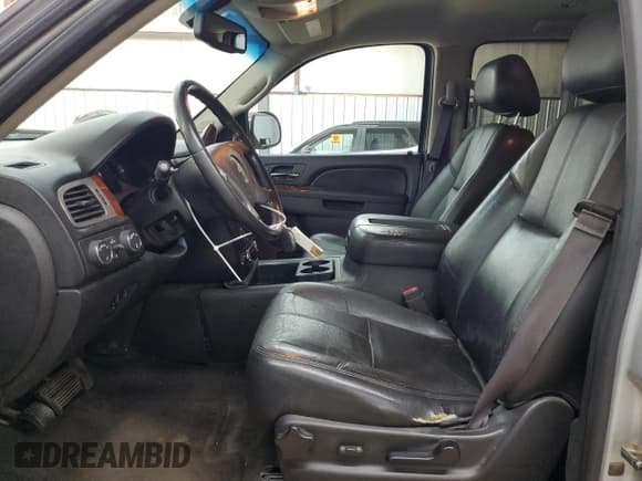 ✅ 2013 Chevrolet Tahoe LT • VIN: 1GNSKBE08DR273901 • Lot: 91366215. Wystawiony na Copart z przebiegiem 301 790 mil. Bezpłatny archiwum sprzedaży aukcyjnych z USA i szczegółowy raport historii pojazdu na DreamBid. Zdjęcie 7.