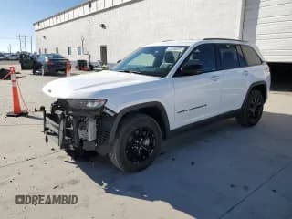 ✅ 2024 Jeep Grand Cherokee Altitude • VIN: 1C4RJHAG5R8519980 • Лот: 85887655. Опубликован ранее на Copart с пробегом 52 155 миль. Бесплатный доступ к архиву аукционных продаж из США и подробный отчёт об истории автомобиля на DreamBid. Изображение 1.