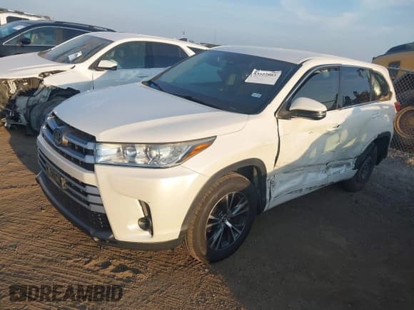 ✅ 2018 Toyota Highlander LE • VIN: 5TDZZRFH1JS270125 • Lot: 43522803. Wystawiony na IAAI z przebiegiem 105 446 mil. Bezpłatny archiwum sprzedaży aukcyjnych z USA i szczegółowy raport historii pojazdu na DreamBid. Zdjęcie 2.