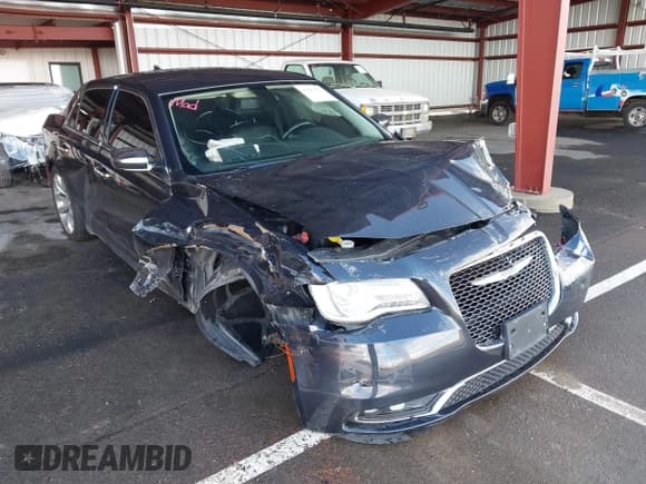 ✅ 2019 Chrysler 300 Limited • VIN: 2C3CCAEG0KH693512 • Lot: 43685367. Wystawiony na IAAI z przebiegiem 108 920 mil. Bezpłatny archiwum sprzedaży aukcyjnych z USA i szczegółowy raport historii pojazdu na DreamBid. Zdjęcie 1.