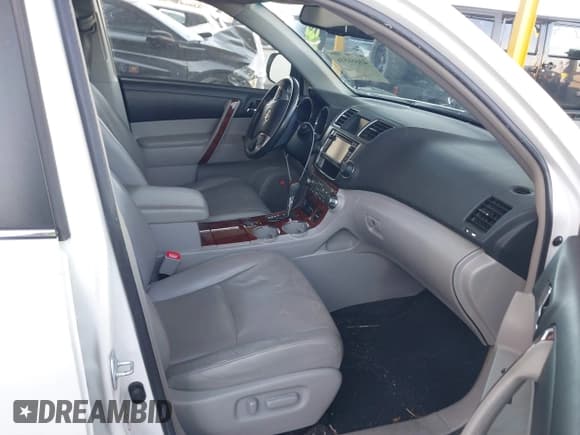 ✅ 2013 Toyota Highlander Limited • VIN: JTEDC3EH1D2012964 • Lot: 41666516. Listed on IAAI with 231,737 mi. Free auction sales archive from the USA and detailed vehicle history report at DreamBid. Image 5.