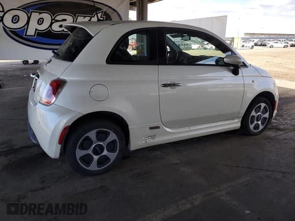 ✅ 2015 FIAT 500e • VIN: 3C3CFFGE0FT695466 • Lot: 82390825. Wystawiony na Copart z przebiegiem 39 963 mil. Bezpłatny archiwum sprzedaży aukcyjnych z USA i szczegółowy raport historii pojazdu na DreamBid. Zdjęcie 3.