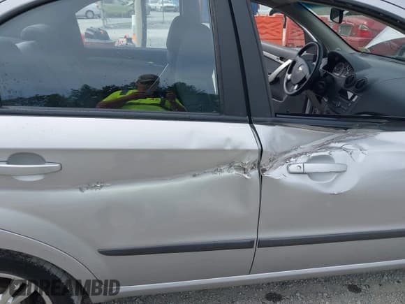 ✅ 2010 Chevrolet Aveo 1LT • VIN: KL1TD5DE7AB133551 • Lot: 42499135. Wystawiony na IAAI z przebiegiem 46 294 mil. Bezpłatny archiwum sprzedaży aukcyjnych z USA i szczegółowy raport historii pojazdu na DreamBid. Zdjęcie 6.