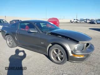 ✅ 2005 Ford Mustang GT Deluxe • VIN: 1ZVFT82HX55142334 • Лот: 43585184. Опубликован ранее на IAAI с пробегом Не указан. Бесплатный доступ к архиву аукционных продаж из США и подробный отчёт об истории автомобиля на DreamBid. Изображение 1.