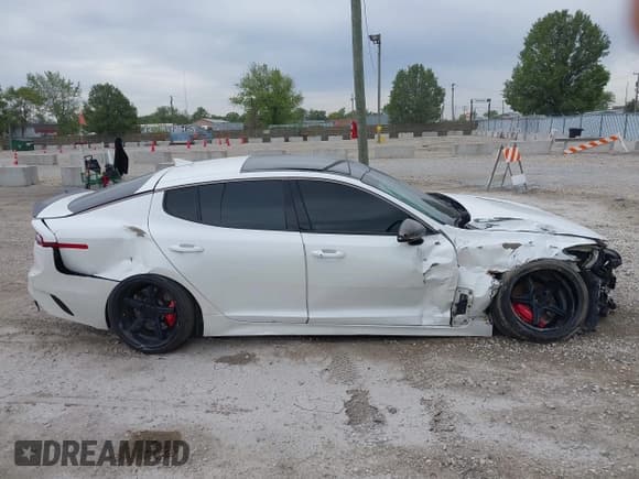 ✅ 2018 Kia Stinger GT1 • VIN: KNAE45LC6J6030287 • Lot: 42342497. Wystawiony na IAAI z przebiegiem 84 944 mil. Bezpłatny archiwum sprzedaży aukcyjnych z USA i szczegółowy raport historii pojazdu na DreamBid. Zdjęcie 13.