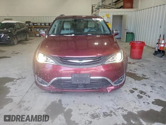 ✅ 2018 Chrysler Pacifica Hybrid Limited • VIN: 2C4RC1N71JR144884 • Lot: 95521335. Wystawiony na Copart z przebiegiem 132 897 mil. Bezpłatny archiwum sprzedaży aukcyjnych z USA i szczegółowy raport historii pojazdu na DreamBid. Zdjęcie 5.