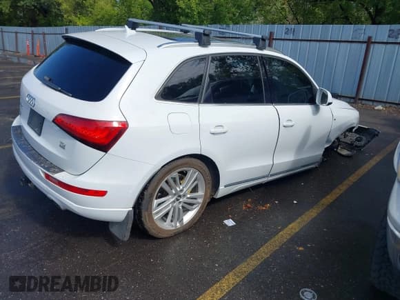 ✅ 2014 Audi Q5 Premium Plus • VIN: WA1CMAFP9EA075996 • Lot: 43268219. Listed on IAAI with 142,014 mi. Free auction sales archive from the USA and detailed vehicle history report at DreamBid. Image 4.