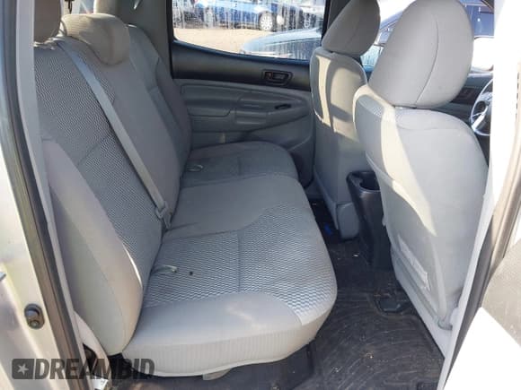✅ 2014 Toyota Tacoma • VIN: 3TMLU4EN1EM135084 • Lot: 42456747. Listed on IAAI with 172,921 mi. Free auction sales archive from the USA and detailed vehicle history report at DreamBid. Image 8.