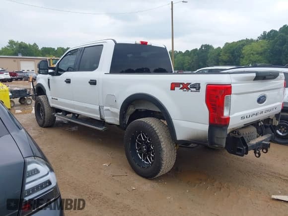 ✅ 2017 Ford F-250 Lariat • VIN: 1FT7W2BT6HEC76438 • Lot: 42880573. Wystawiony na IAAI z przebiegiem 179 424 mil. Bezpłatny archiwum sprzedaży aukcyjnych z USA i szczegółowy raport historii pojazdu na DreamBid. Zdjęcie 3.