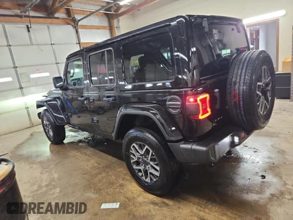 ✅ 2025 Jeep Wrangler Sahara • VIN: 1C4PJXEN2SW573927 • Lot: 93077655. Wystawiony na Copart z przebiegiem 15 031 mil. Bezpłatny archiwum sprzedaży aukcyjnych z USA i szczegółowy raport historii pojazdu na DreamBid. Zdjęcie 2.