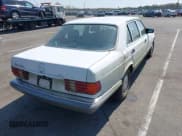 ✅ 1988 Mercedes-Benz 560 • VIN: WDBCA39DXJA420974 • Lot: 42122073. Listed on IAAI with 113,273 mi. Free auction sales archive from the USA and detailed vehicle history report at DreamBid. Image 4.