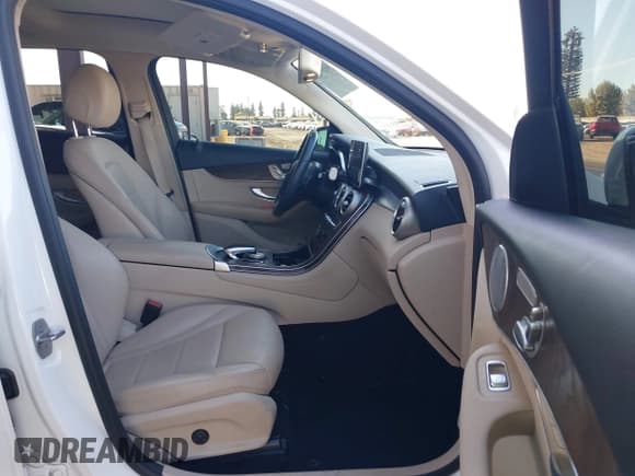 ✅ 2018 Mercedes-Benz GLC 300 • VIN: WDC0G4KB7JV062186 • Lot: 43397822. Wystawiony na IAAI z przebiegiem 81 232 mil. Bezpłatny archiwum sprzedaży aukcyjnych z USA i szczegółowy raport historii pojazdu na DreamBid. Zdjęcie 5.