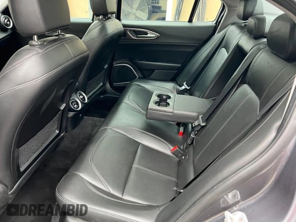 ✅ 2017 Alfa Romeo Giulia Ti • VIN: ZARFAEEN9H7544398 • Lot: 41996075. Wystawiony na Copart z przebiegiem 13 197 mil. Bezpłatny archiwum sprzedaży aukcyjnych z USA i szczegółowy raport historii pojazdu na DreamBid. Zdjęcie 6.