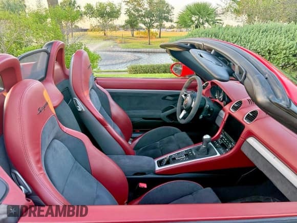 ✅ 2021 Porsche 718 Spyder • VIN: WP0CC2A84MS240215 • Lot: 90878075. Wystawiony na Copart z przebiegiem 9 877 mil. Bezpłatny archiwum sprzedaży aukcyjnych z USA i szczegółowy raport historii pojazdu na DreamBid. Zdjęcie 5.