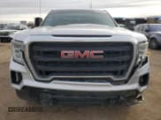 ✅ 2021 GMC Sierra 1500 • VIN: 3GTU9AEF4MG145182 • Lot: 84267464. Wystawiony na Copart z przebiegiem 88 092 mil. Bezpłatny archiwum sprzedaży aukcyjnych z USA i szczegółowy raport historii pojazdu na DreamBid. Zdjęcie 5.
