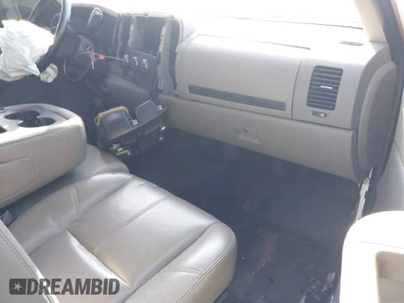 2008 Chevrolet Silverado 1500 Work Truck z VIN 1GCEC14C48Z211135, wystawiony jako IAAI lot #42915488 z przebiegiem 215 484 mil mil oraz . Historia ofert i sprzedaży dostępna na DreamBid. Obrazek 5.