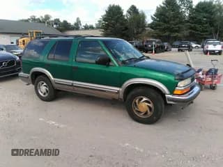 ✅ 1999 Chevrolet Blazer LT • VIN: 1GNDT13W3X2137471 • Lot: 42847738. Wystawiony na IAAI z przebiegiem 97 418 mil. Bezpłatny archiwum sprzedaży aukcyjnych z USA i szczegółowy raport historii pojazdu na DreamBid. Zdjęcie 1.