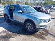 ✅ 2020 Volkswagen Tiguan SE • VIN: 3VV3B7AX4LM058983 • Lot: 43642498. Wystawiony na IAAI z przebiegiem 124 683 mil. Bezpłatny archiwum sprzedaży aukcyjnych z USA i szczegółowy raport historii pojazdu na DreamBid. Zdjęcie 1.