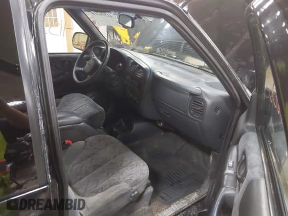 ✅ 1999 GMC Jimmy SLS Comfort/Convenience • VIN: 1GKCT18W1XK503719 • Lot: 41536310. Wystawiony na IAAI z przebiegiem 151 211 mil. Bezpłatny archiwum sprzedaży aukcyjnych z USA i szczegółowy raport historii pojazdu na DreamBid. Zdjęcie 5.